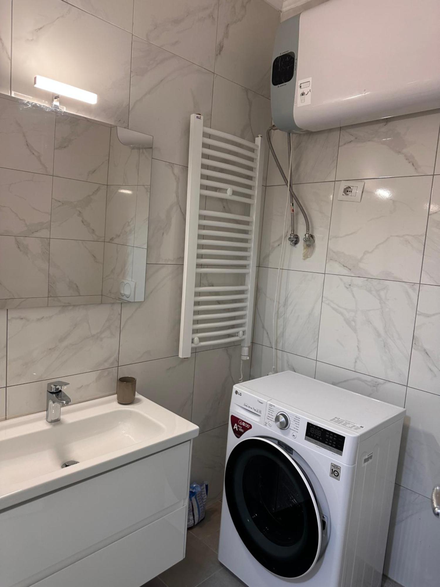 Spacious 2-bedroom Near Center Apartment *