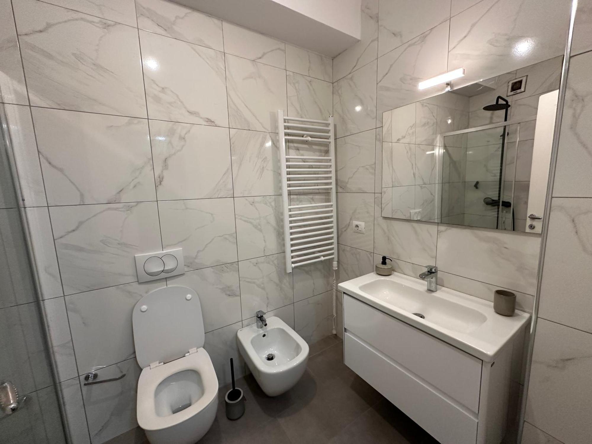 Spacious 2-bedroom Near Center