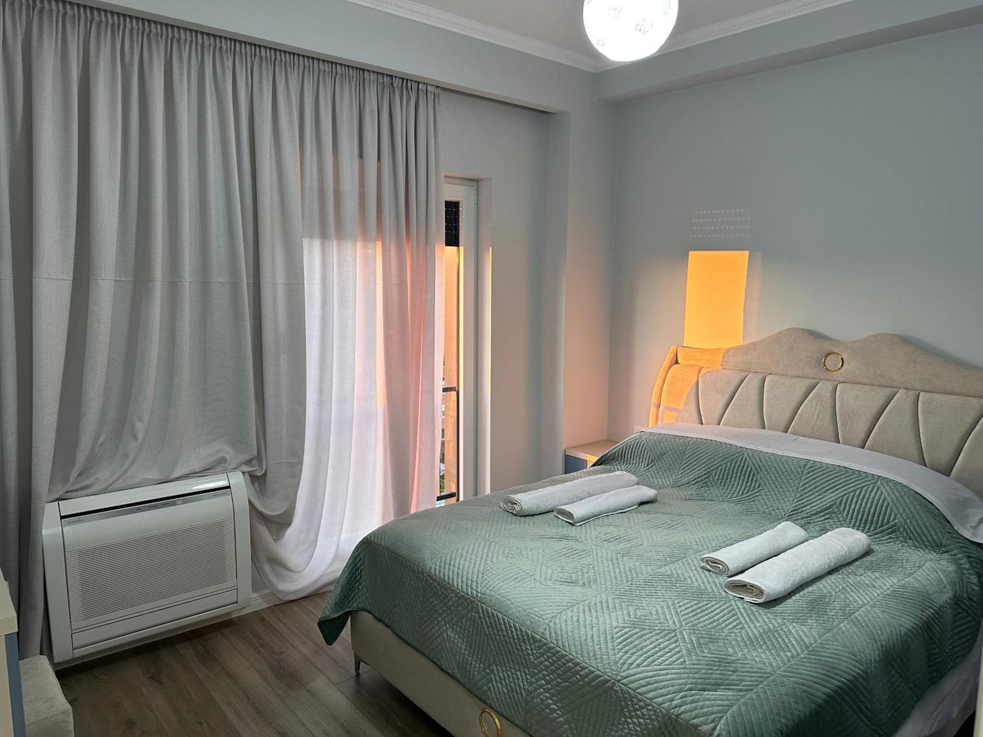 Spacious 2-bedroom Near Center Apartment