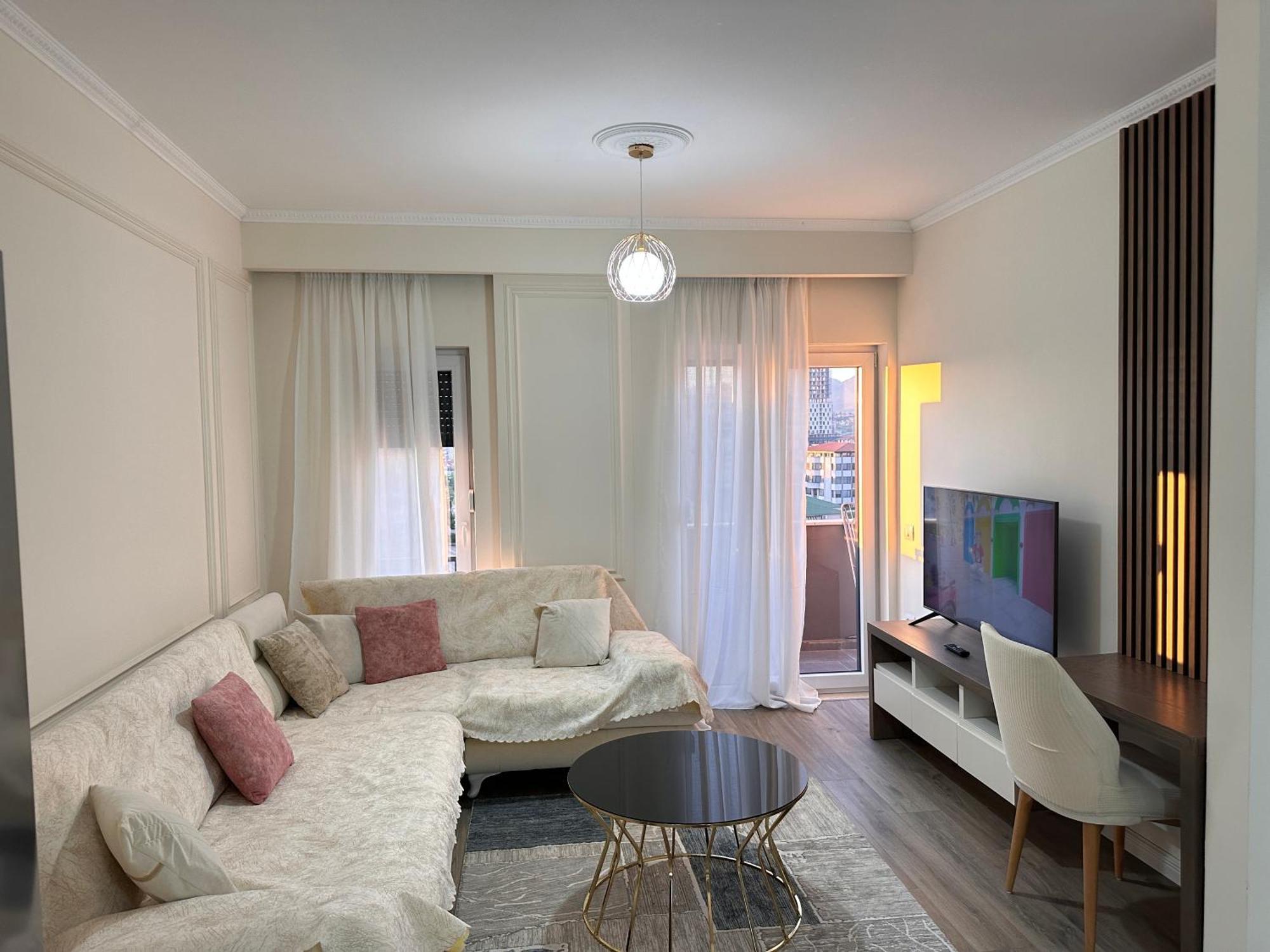 Spacious 2-bedroom Near Center Apartment *