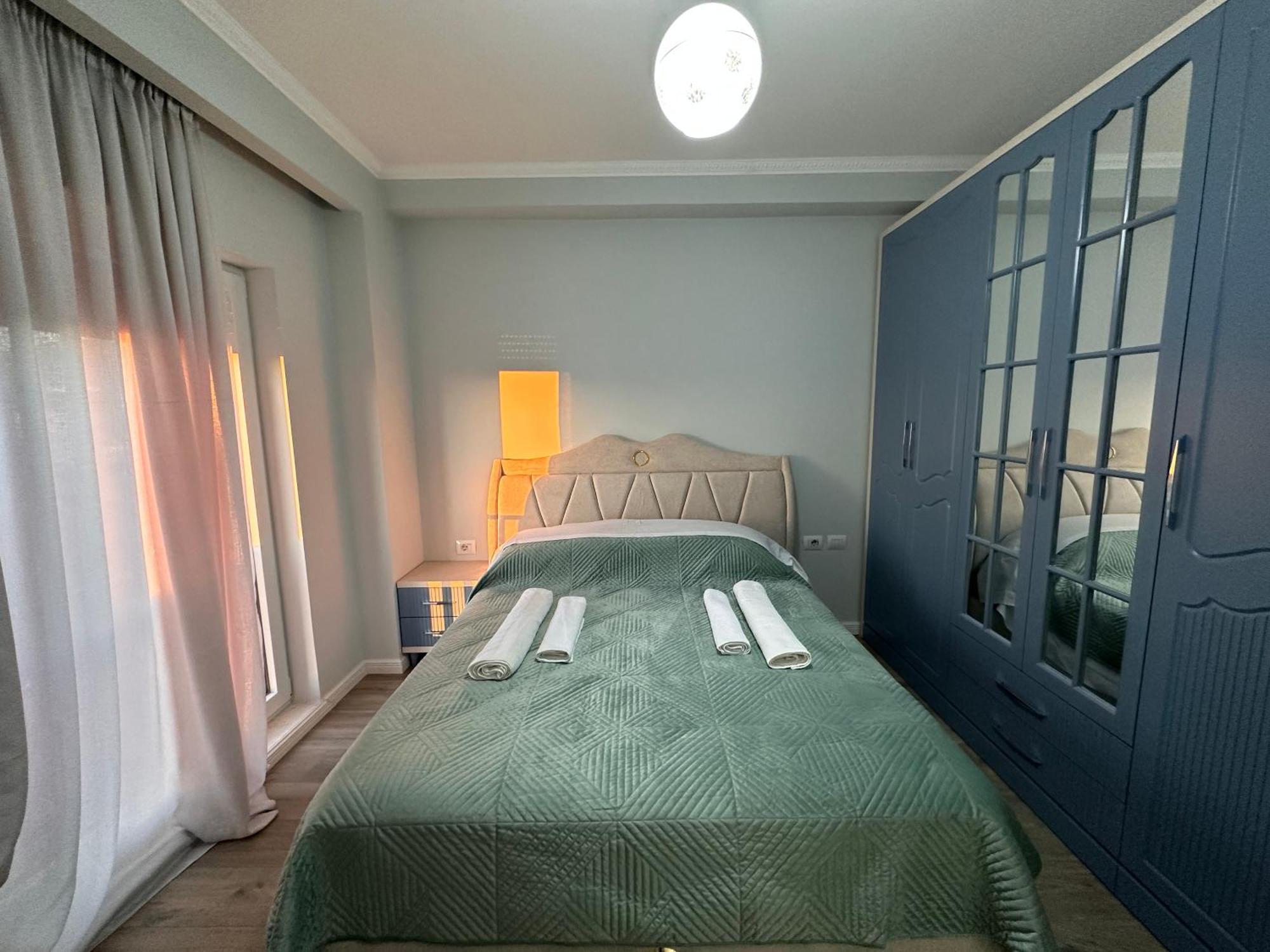 Spacious 2-bedroom Near Center *